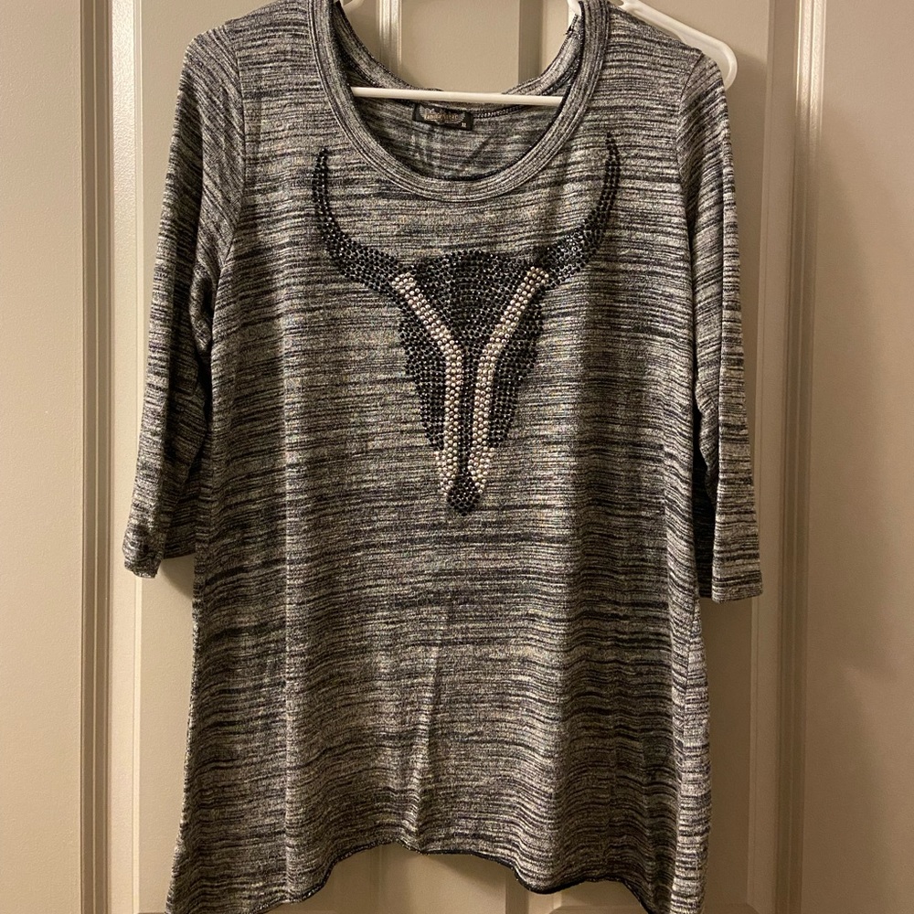 Grey quarter length shirt with a jewel cow skull